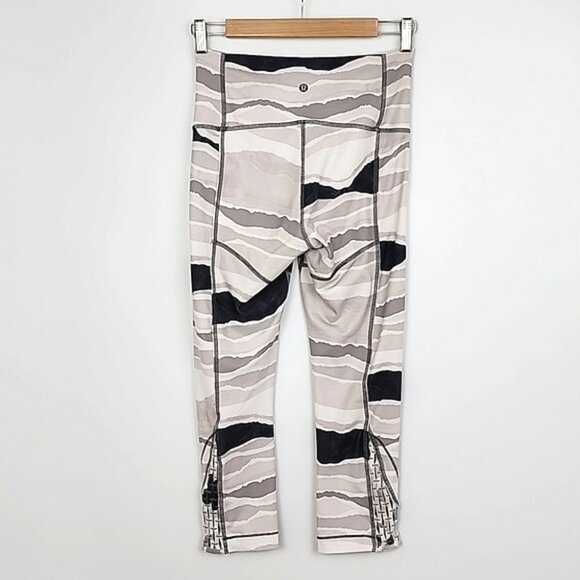Lululemon True Self Crop Legging Bleacher Stripe Taupe Black 20" Inseam Size 4 - Picture 1 of 15